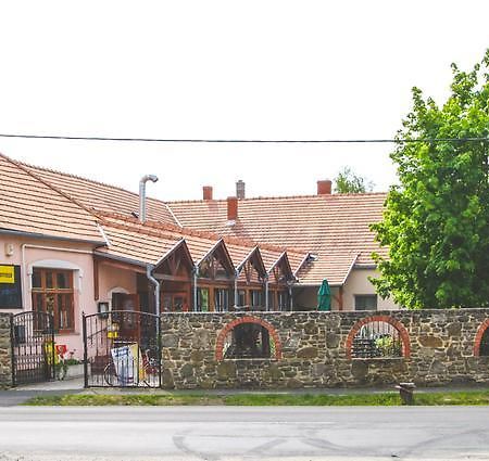 Hotel Borostyankert Etterem & Vendeghaz Sitke Exterior foto