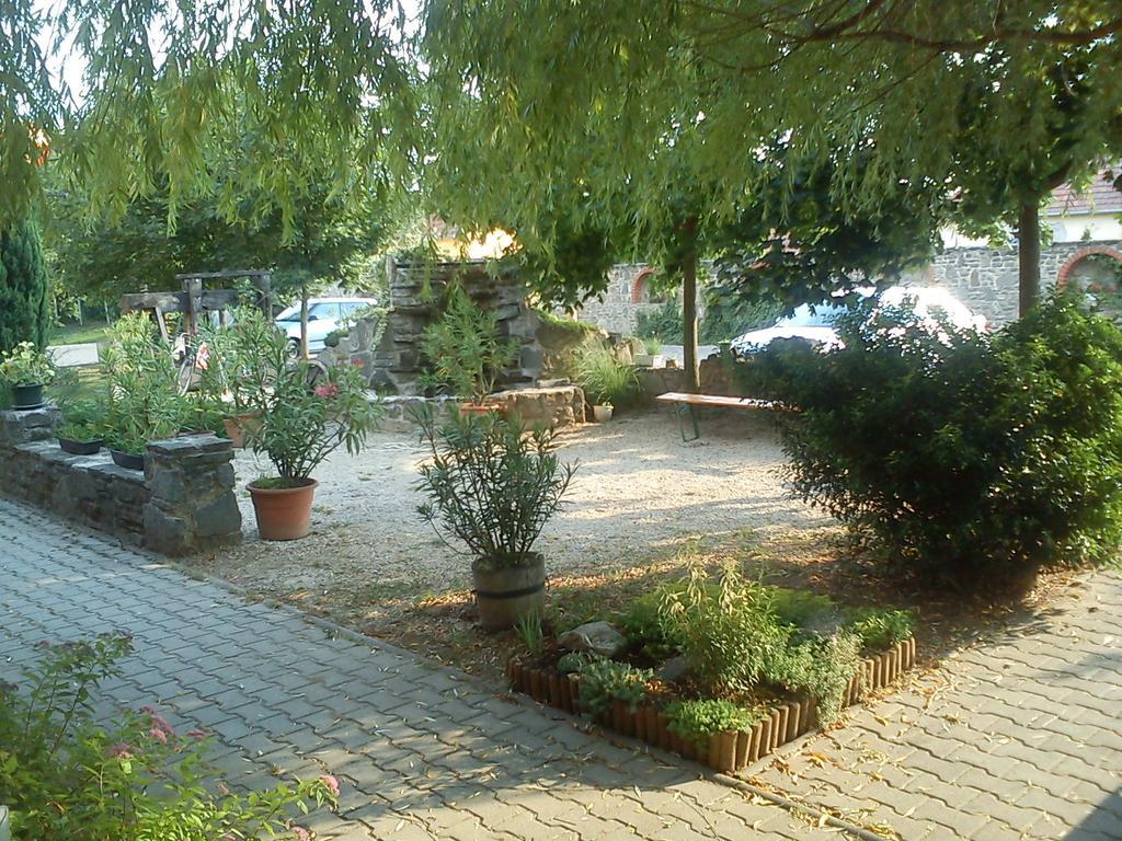 Hotel Borostyankert Etterem & Vendeghaz Sitke Exterior foto