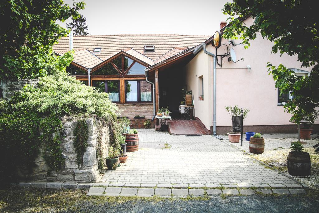 Hotel Borostyankert Etterem & Vendeghaz Sitke Exterior foto