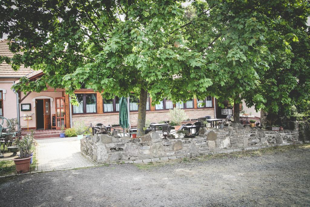 Hotel Borostyankert Etterem & Vendeghaz Sitke Exterior foto
