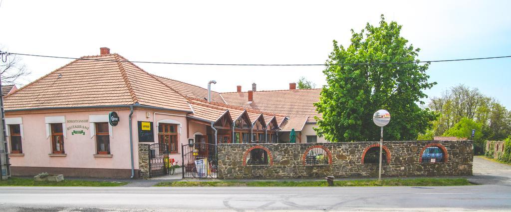 Hotel Borostyankert Etterem & Vendeghaz Sitke Exterior foto