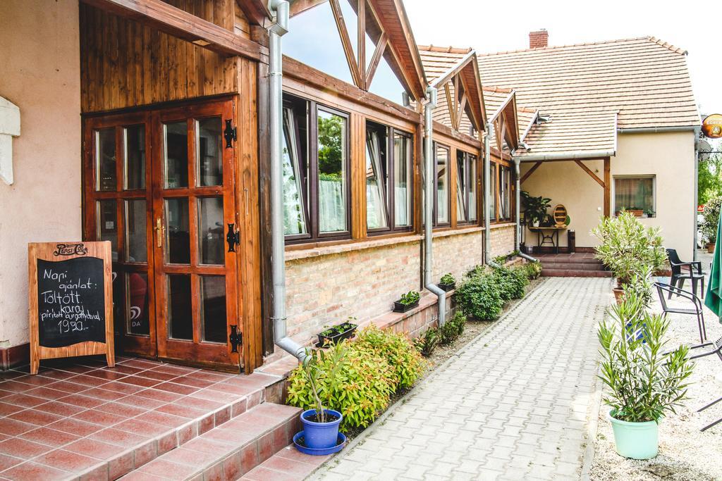 Hotel Borostyankert Etterem & Vendeghaz Sitke Exterior foto